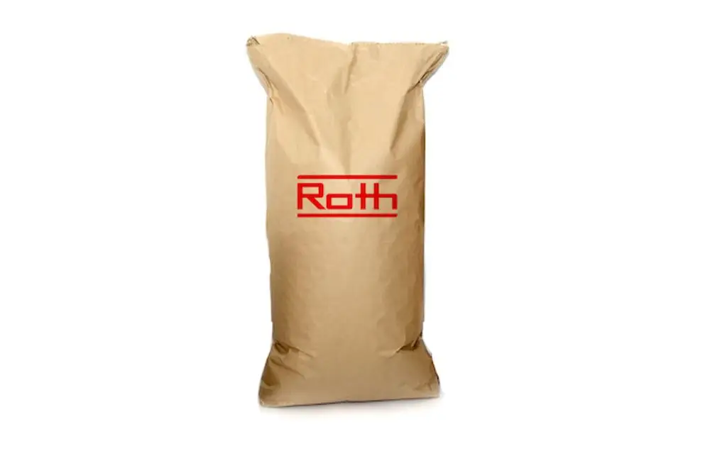 Brauner Sack mit rotem Aufdruck der Marke Roth. Das Produkt ist in einem neutralen, unbeschrifteten Sack verpackt und enthält vermutlich ein loses Material zur Verwendung im Bauwesen.